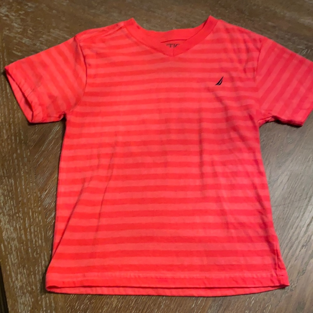 Buys Nautica v-neck shirt